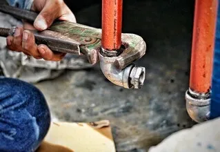 pipe-plumber-repairing